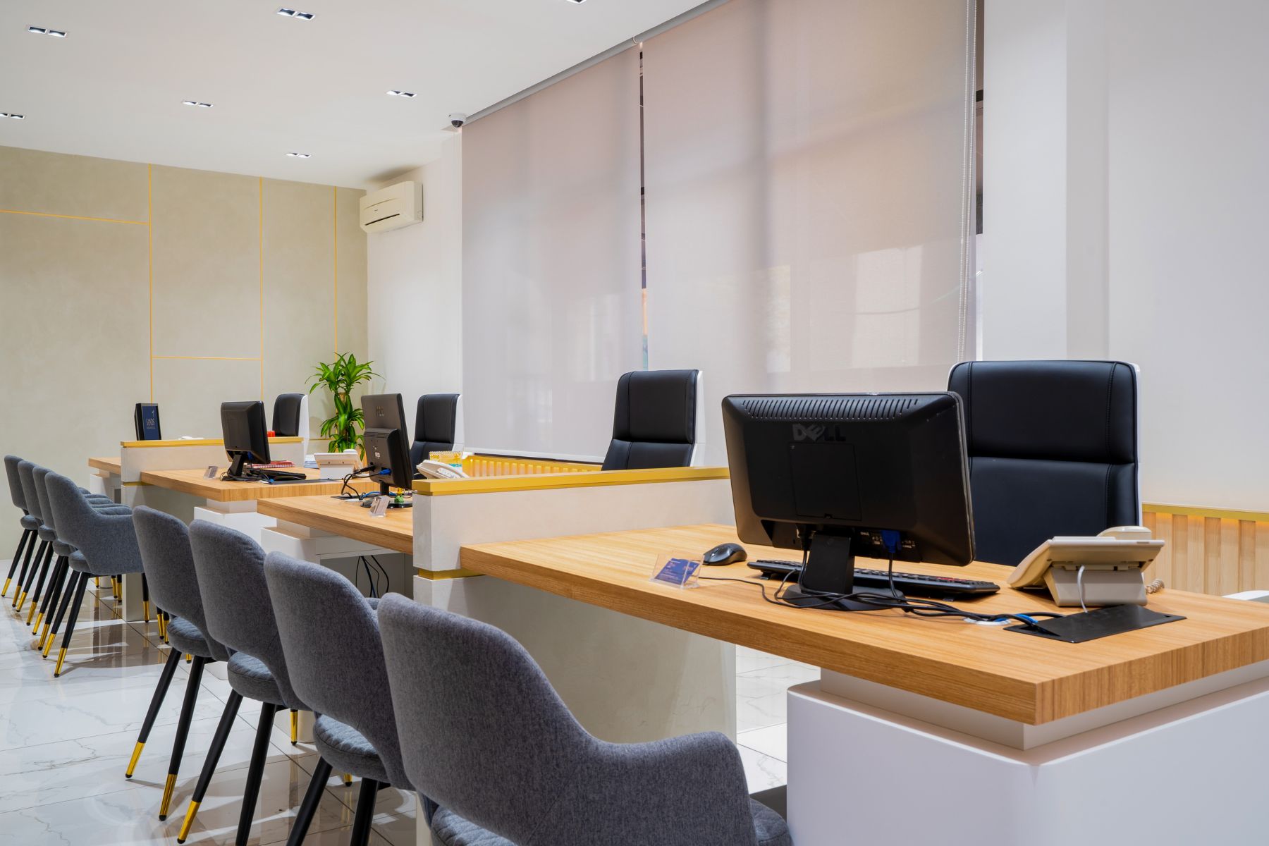 Apsands-office-desk-maid